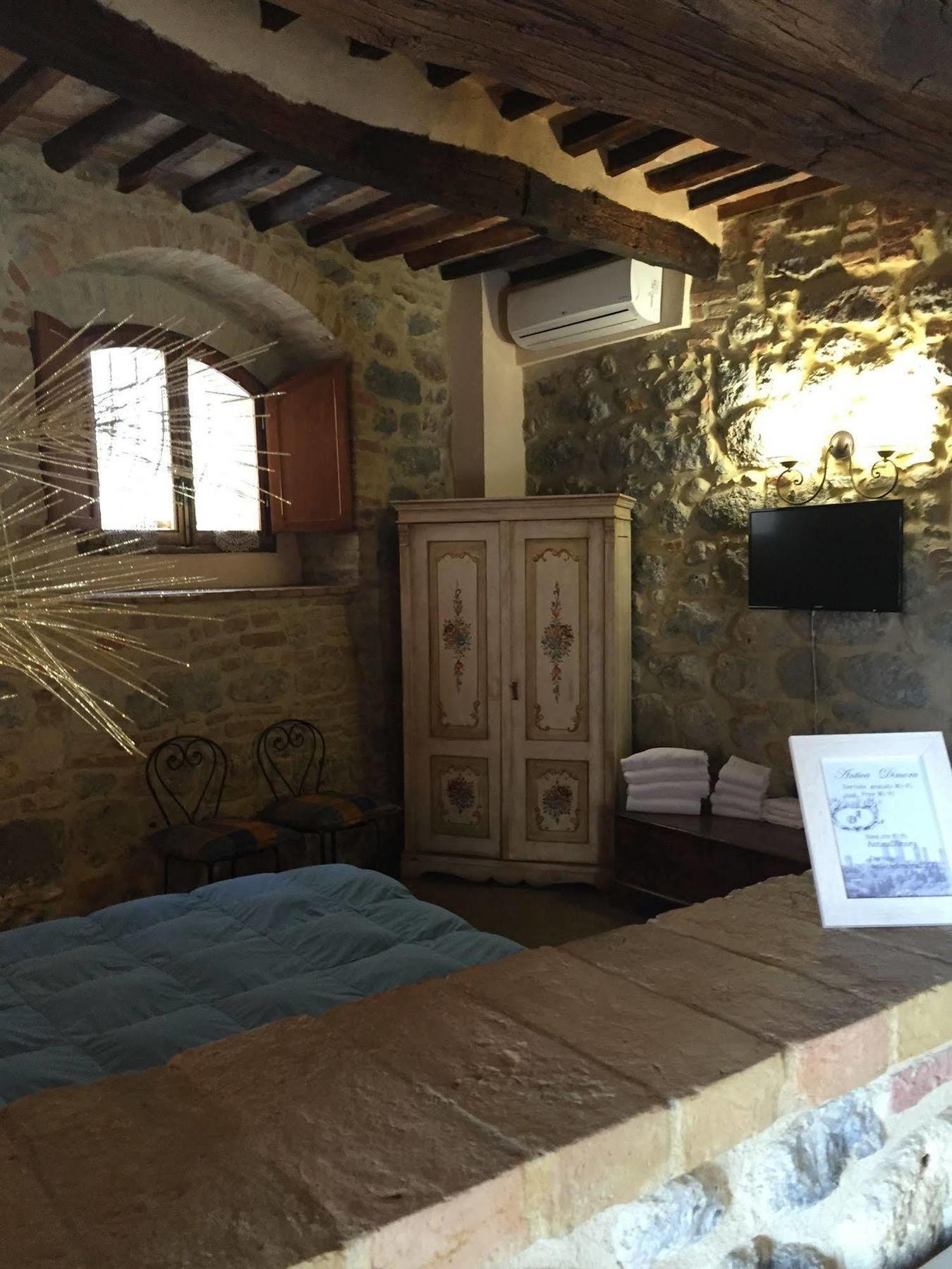 La Vecchia Corte سان جيمينيانو المظهر الخارجي الصورة