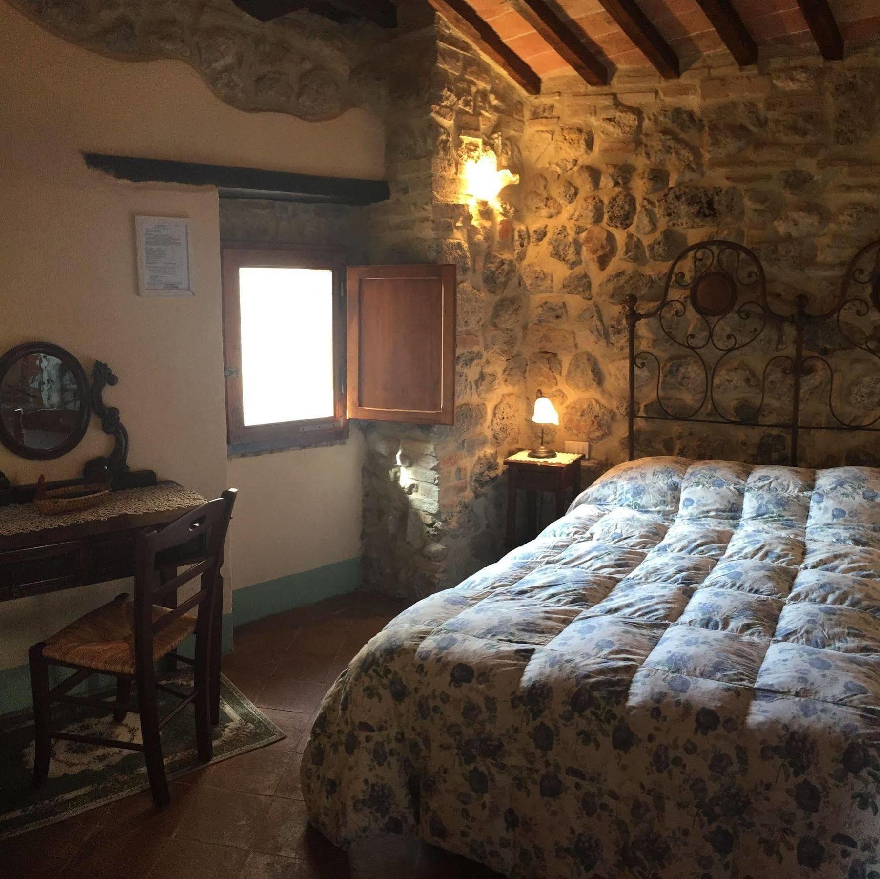 La Vecchia Corte سان جيمينيانو المظهر الخارجي الصورة