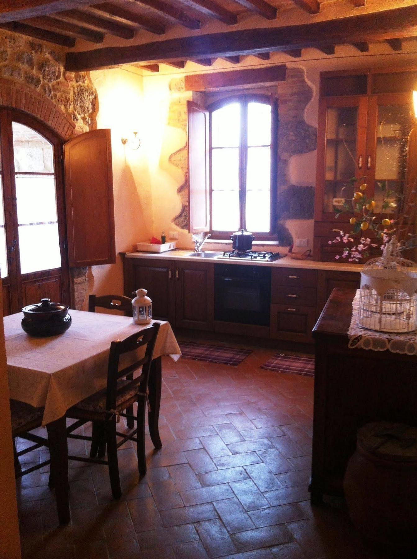 La Vecchia Corte سان جيمينيانو المظهر الخارجي الصورة