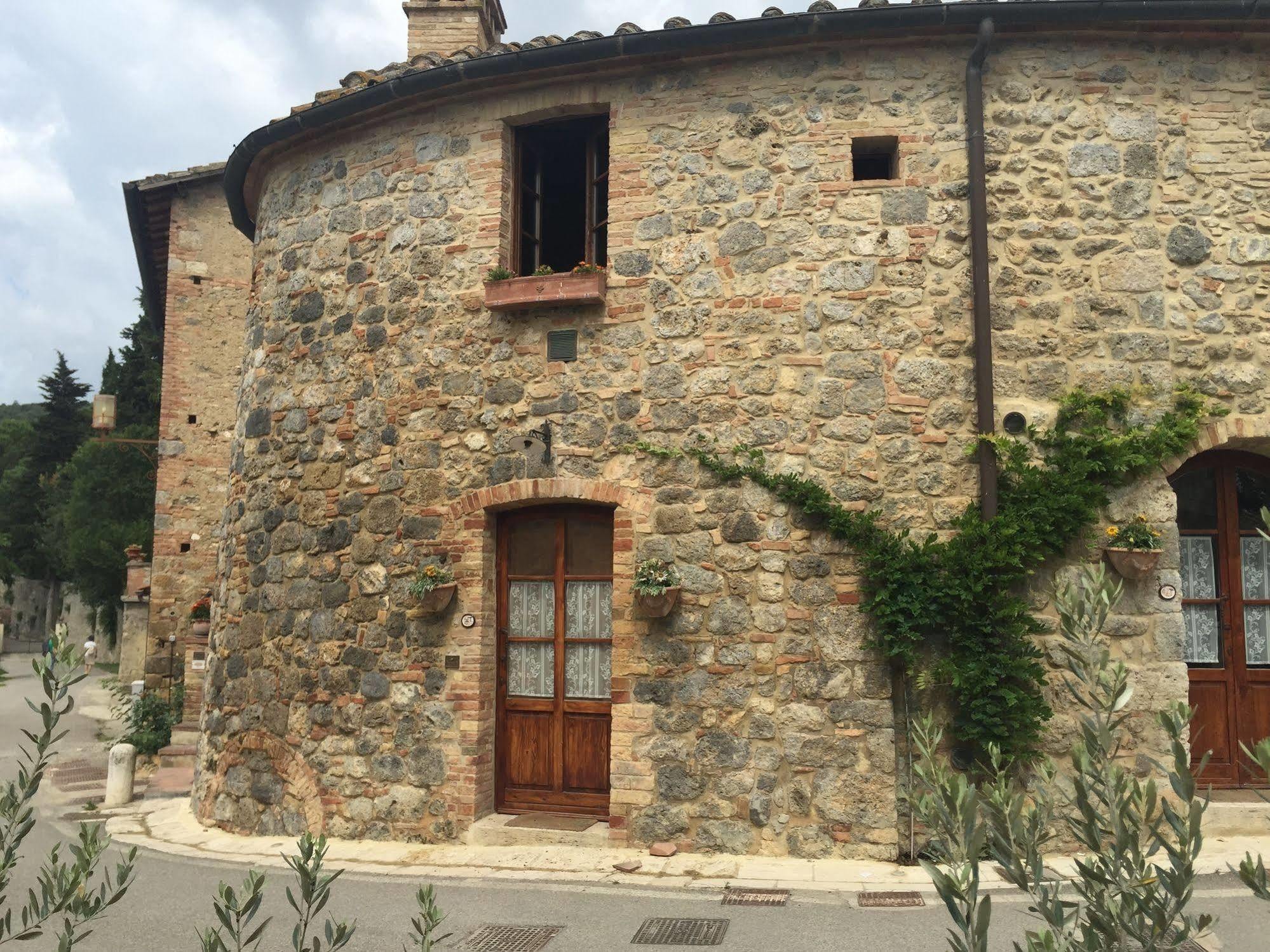 La Vecchia Corte سان جيمينيانو المظهر الخارجي الصورة